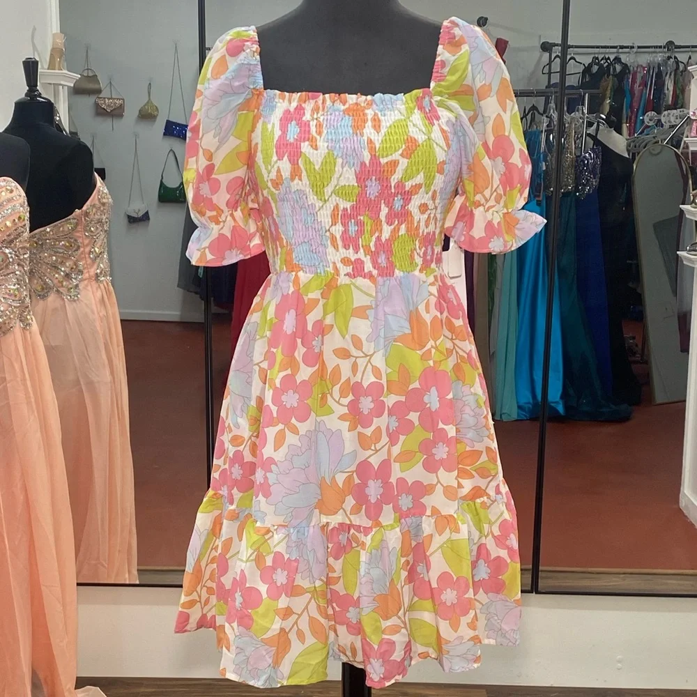 A gorgeous mini white and floral dress - Picture 1 of 2